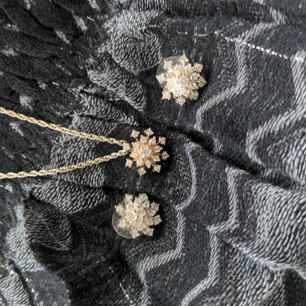 Very sparkly snowflake post earring and necklace set